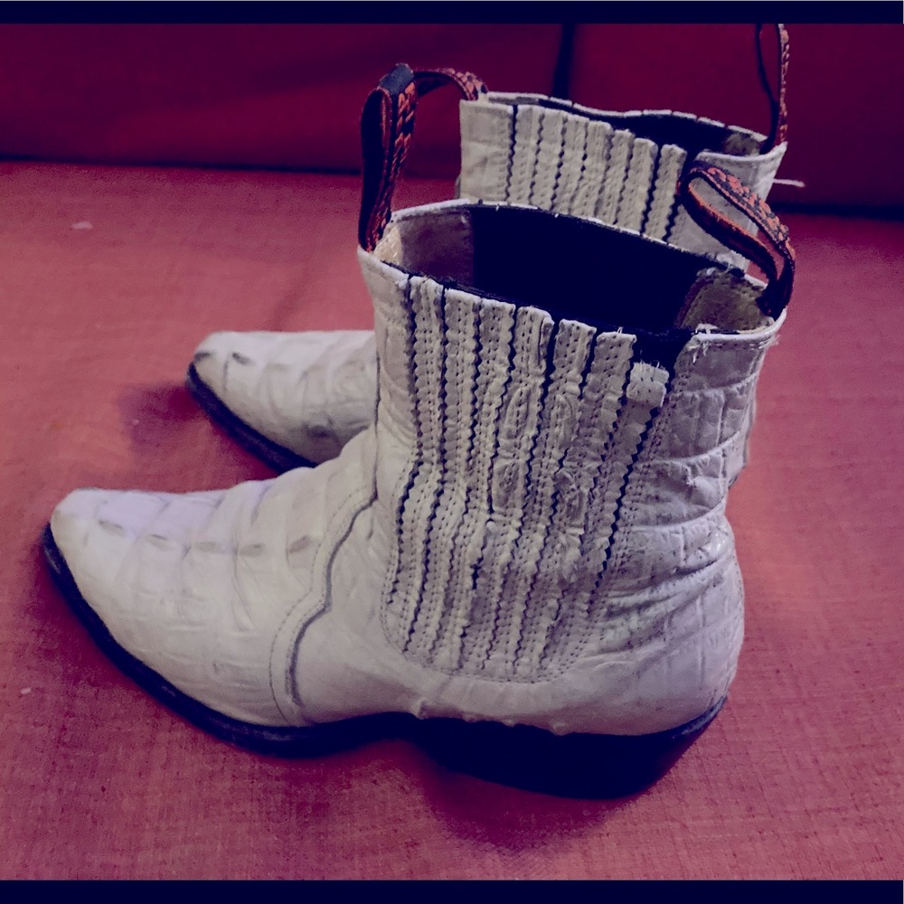 El alagron del Dorado boots - used - have been resoled. Pretty spiffy! Pull on